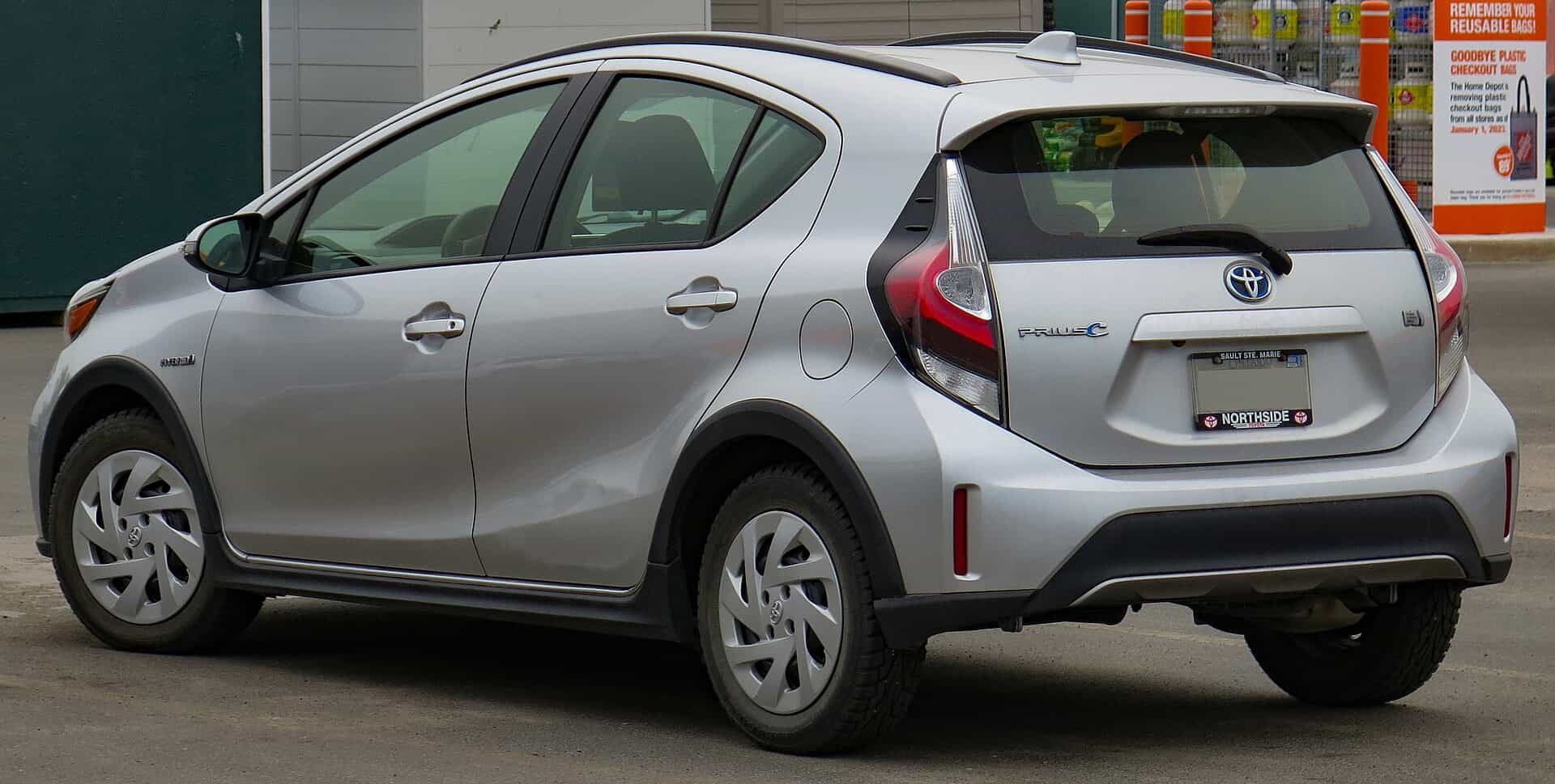 اجاره Toyota Prius C 2018 در دبی - تصویر اول