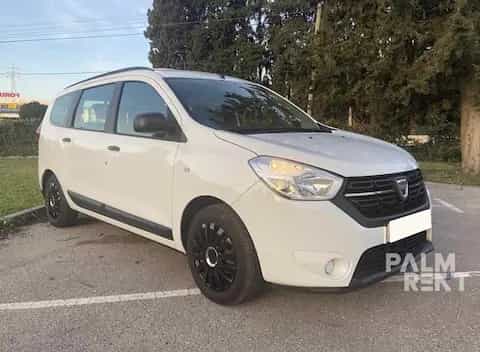 اجاره داچیا لاجی 7 نفره 2020 2020 در دبی - تصویر اول