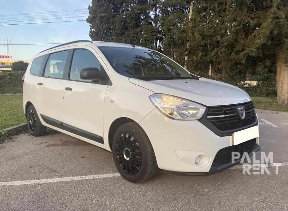 اجاره داچیا لاجی 7 نفره 2020 2020 در دبی - تصویر دوم